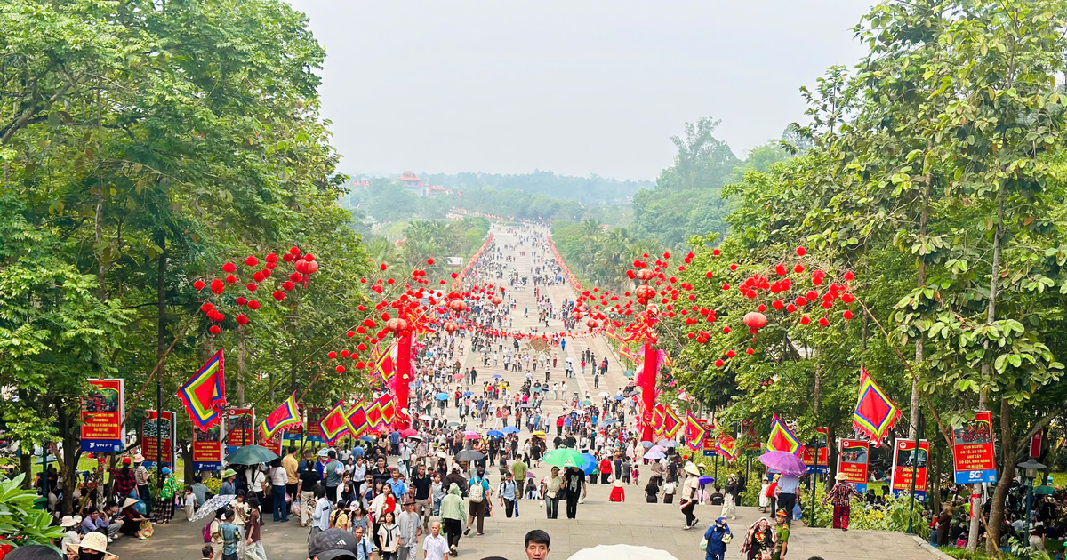 Lượng người đổ về Đền Hùng tăng đột biến