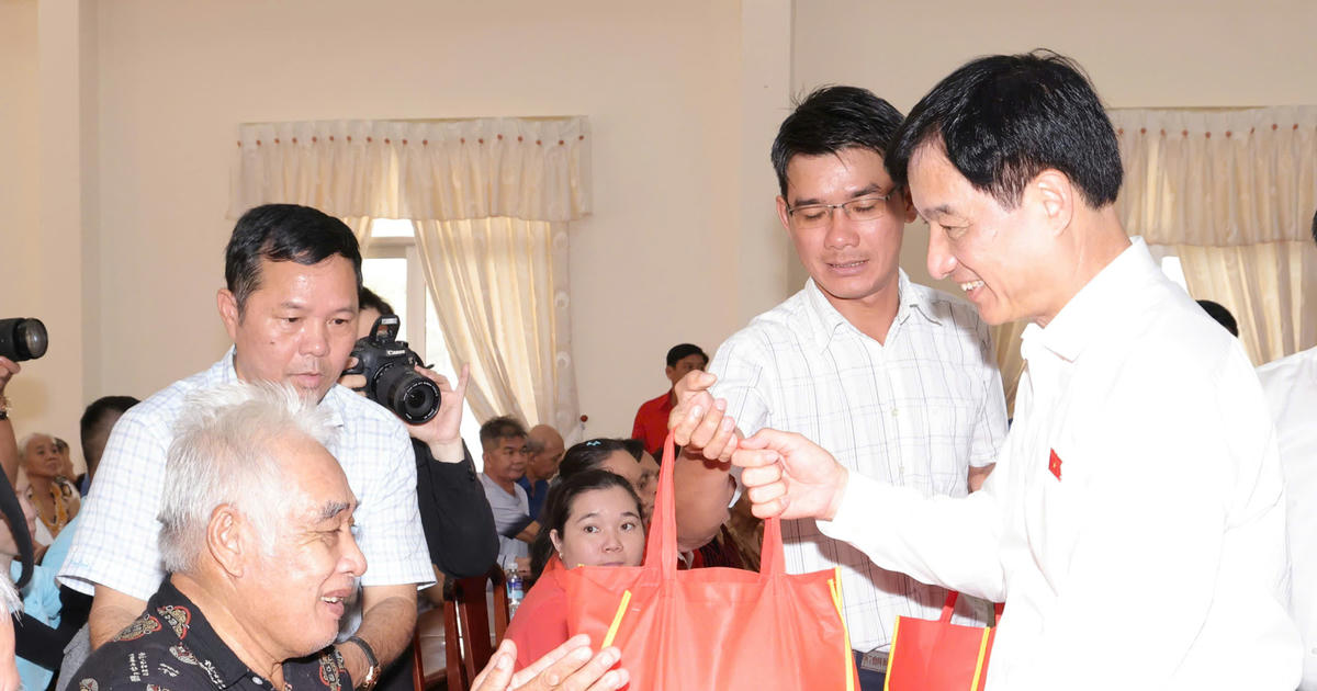 Trưởng ban Tổ chức Trung ương Nguyễn Duy Ngọc tặng quà các hộ gia đình chính sách, hộ nghèo tại Cần Thơ