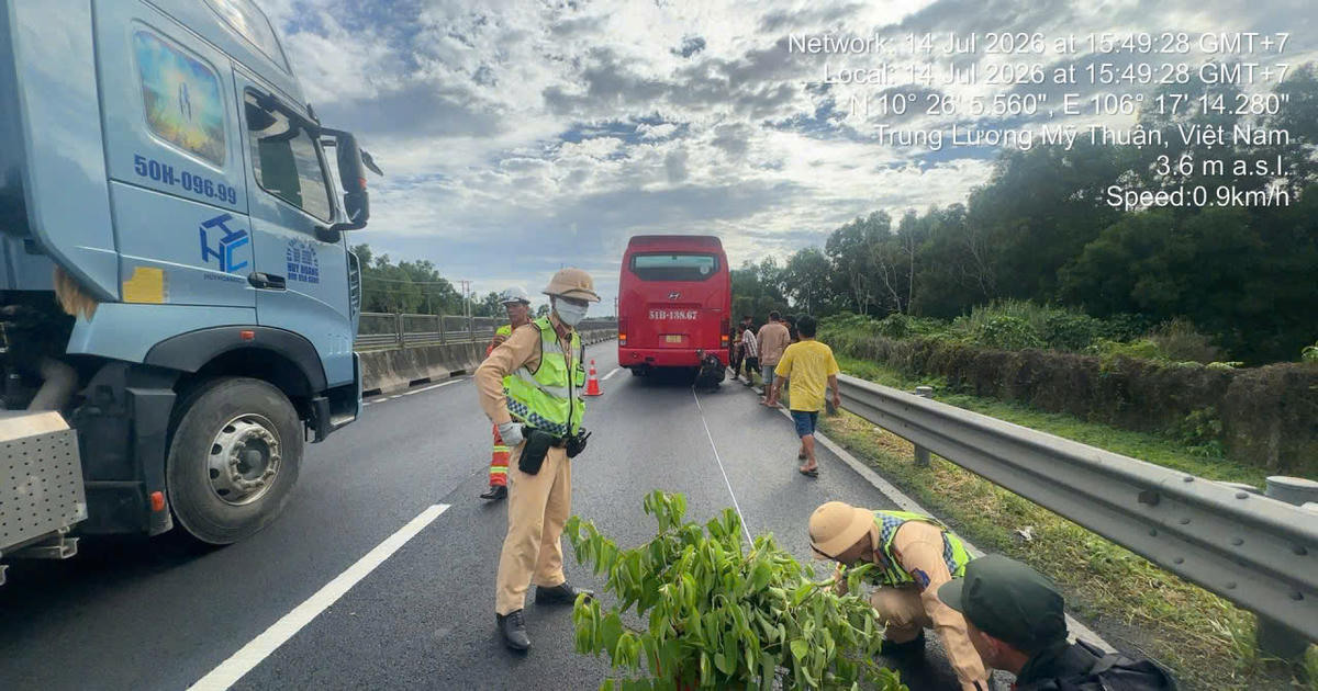 Hiểm họa luôn từ việc dừng đỗ xe sai quy định trên cao tốc
