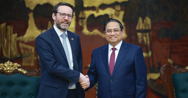 Thủ tướng Phạm Minh Chính tiếp Đại sứ Anh và Bắc Ireland tại Việt Nam Iain Frew
