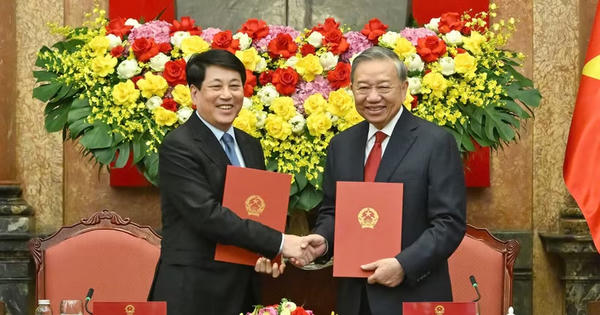 Bàn giao công tác giữa Tổng Bí thư, Chủ tịch nước Tô Lâm và nguyên Chủ tịch nước Lương Cường