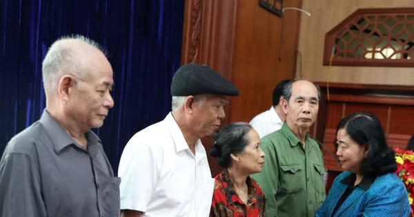 Chủ tịch Ủy ban Trung ương MTTQ tặng quà gia đình chính sách ở Ninh Bình