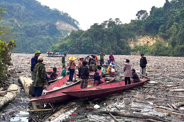 Rác gỗ vây kín lòng hồ thủy điện