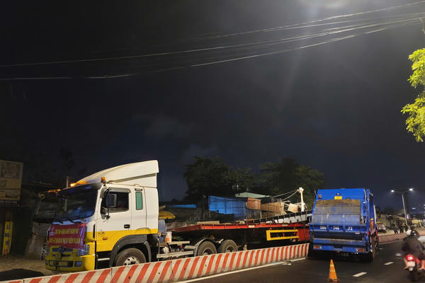 TP Hồ Chí Minh: Tấm thép 10 tấn rơi đè bẹp cabin xe rác, tài xế tử vong