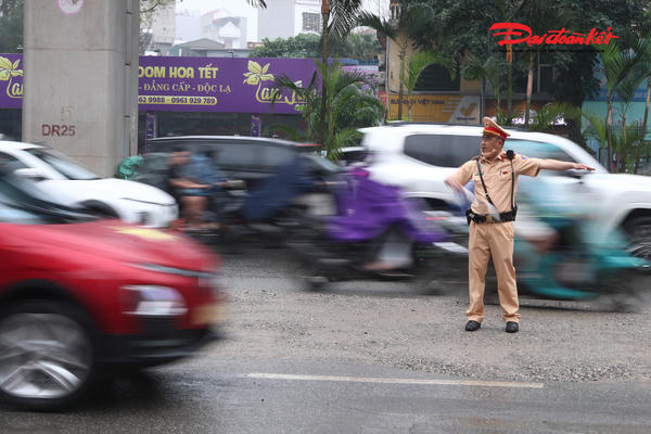 Hệ thống thoát nước đường Nguyễn Trãi: Thi công xuyên đêm, đẩy nhanh tiến độ để "giải cứu" dòng người ùn tắc Hệ thống thoát nước đường Nguyễn Trãi: Thi công xuyên đêm, đẩy nhanh tiến độ để "giải cứu" dòng người ùn tắc