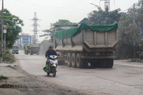 Ninh Bình: Xe tải gia tăng trên đường gom cao tốc, người dân bị ảnh hưởng vì bụi