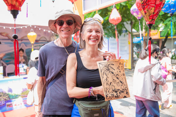 Du khách làm tranh mộc bản, làm gốm tại Tuần lễ Văn hóa Du lịch Đà Nẵng Du khách làm tranh mộc bản, làm gốm tại Tuần lễ Văn hóa Du lịch Đà Nẵng