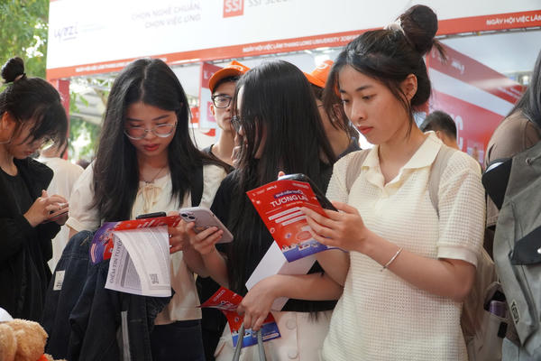 Sinh viên tiếp cận 3.000 cơ hội việc làm tại Job Fair Thăng Long Sinh viên tiếp cận 3.000 cơ hội việc làm tại Job Fair Thăng Long