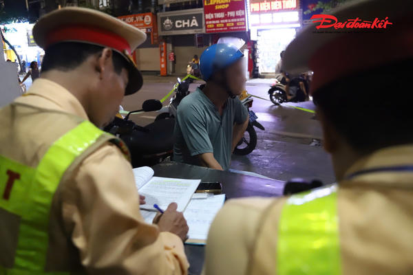 Hà Nội phát hiện hơn 200 trường hợp vi phạm nồng độ cồn trong một ngày Hà Nội phát hiện hơn 200 trường hợp vi phạm nồng độ cồn trong một ngày