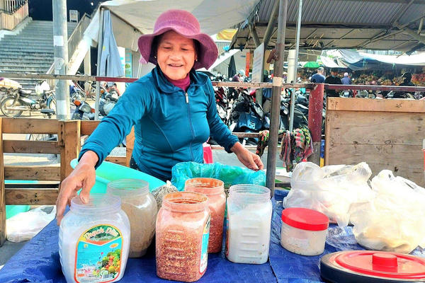 Đà Nẵng: Tăng giá mạnh, ốc gạo vẫn hút khách mỗi ngày