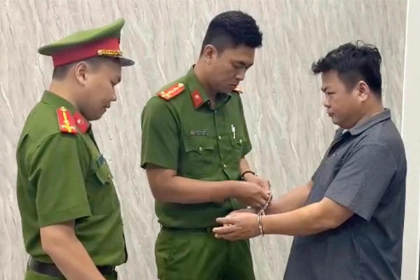 Giám đốc Công ty Đấu giá Hợp danh VAMC bị cáo buộc "lừa đảo" chiếm đoạt 52 tỷ đồng Giám đốc Công ty Đấu giá Hợp danh VAMC bị cáo buộc "lừa đảo" chiếm đoạt 52 tỷ đồng