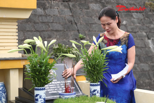 Gần 1.500 ngày viết nhật ký gửi chồng và buổi tảo mộ đặc biệt