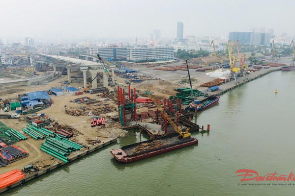 Cận cảnh đại công trường xây dựng cầu dây văng rộng nhất Hải Phòng 