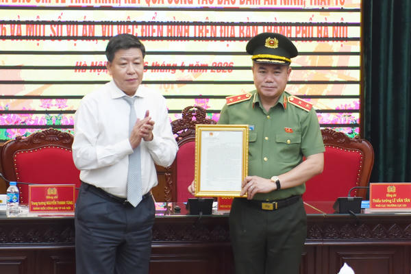 Thủ tướng Chính phủ biểu dương chiến công đặc biệt xuất sắc của Công an Hà Nội Thủ tướng Chính phủ biểu dương chiến công đặc biệt xuất sắc của Công an Hà Nội