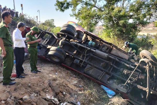 Lâm Đồng: Xe khách lao xuống vực, 4 người chết, nhiều người bị thương Lâm Đồng: Xe khách lao xuống vực, 4 người chết, nhiều người bị thương