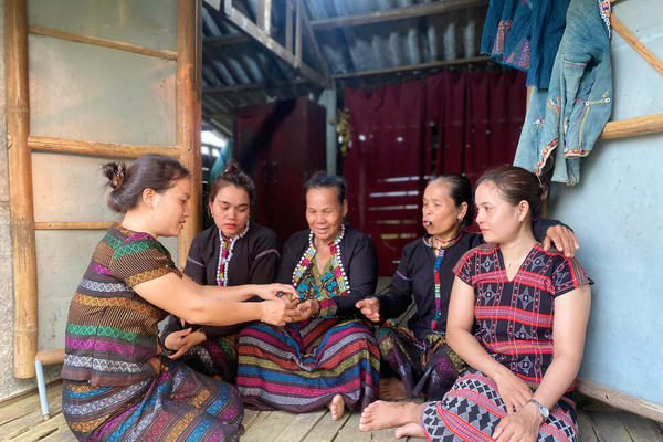 Phụ nữ vào cuộc, khói thuốc lùi xa