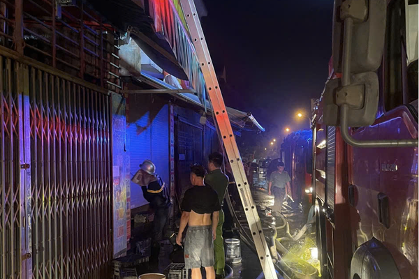 Hà Nội: Kịp thời cứu 2 người mắc kẹt trong vụ cháy nhà lúc rạng sáng 