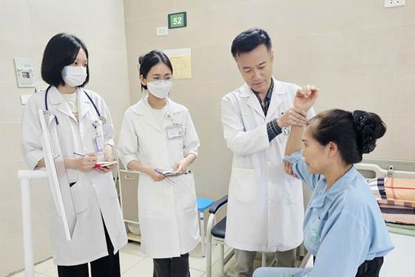 Đừng để vai “đông cứng” mới đi khám