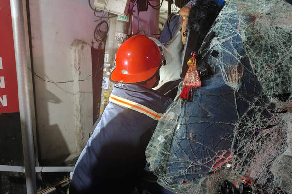 'Nghẹt thở' giây phút Cảnh sát cứu nạn 2 người mắc kẹt trong ô tô tải tại Hải Phòng 'Nghẹt thở' giây phút Cảnh sát cứu nạn 2 người mắc kẹt trong ô tô tải tại Hải Phòng