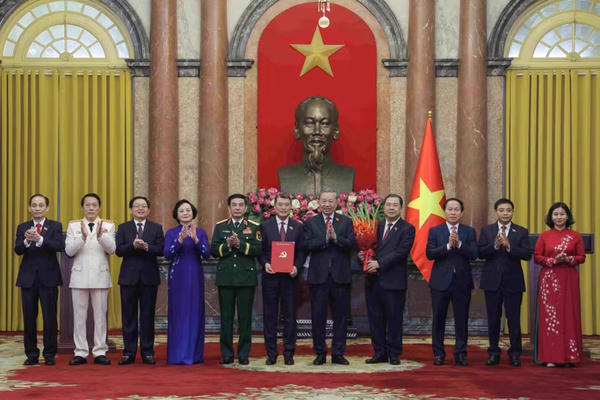 Tổng Bí thư, Chủ tịch nước Tô Lâm trao quyết định bổ nhiệm các thành viên Chính phủ nhiệm kỳ 2026-2031 Tổng Bí thư, Chủ tịch nước Tô Lâm trao quyết định bổ nhiệm các thành viên Chính phủ nhiệm kỳ 2026-2031