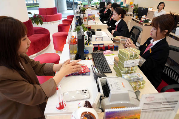 Lãi suất huy động bùng nổ, thách thức gì cho tăng trưởng?