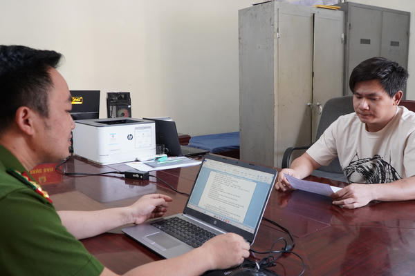 Điện Biên: Đối tượng bị truy nã ra đầu thú sau 8 năm lẩn trốn Điện Biên: Đối tượng bị truy nã ra đầu thú sau 8 năm lẩn trốn