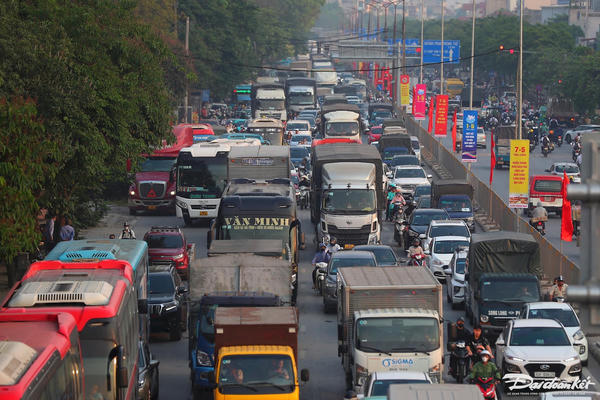 Tai nạn giao thông tại Hà Nội giảm sâu, áp lực ùn tắc vẫn “nóng” Tai nạn giao thông tại Hà Nội giảm sâu, áp lực ùn tắc vẫn “nóng”