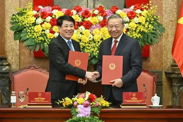 Bàn giao công tác giữa Tổng Bí thư, Chủ tịch nước Tô Lâm và nguyên Chủ tịch nước Lương Cường