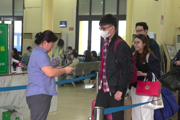 Vé tàu xe “nóng” dần dịp lễ 30/4