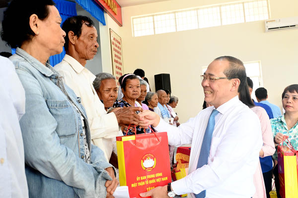 Ủy ban Trung ương MTTQ Việt Nam chúc Tết Chôl Chnăm Thmây tại Vĩnh Long