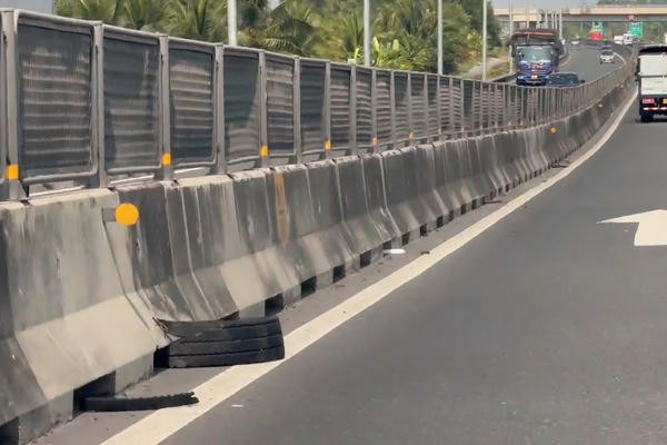 Rác thải trên cao tốc tiềm ẩn tai nạn giao thông Rác thải trên cao tốc tiềm ẩn tai nạn giao thông