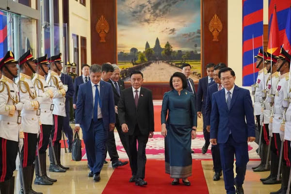 Lễ đón trọng thể Thường trực Ban Bí thư Trần Cẩm Tú thăm chính thức Vương quốc Campuchia Lễ đón trọng thể Thường trực Ban Bí thư Trần Cẩm Tú thăm chính thức Vương quốc Campuchia