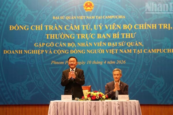 Thường trực Ban Bí thư Trần Cẩm Tú gặp gỡ cán bộ, nhân viên Đại sứ quán và cộng đồng người Việt Nam tại Campuchia
