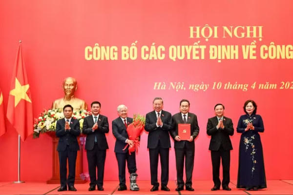 Đảng ủy Quốc hội công bố Quyết định của Bộ Chính trị về công tác cán bộ