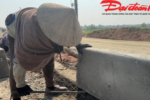 Chuyện những người phụ nữ làm ‘việc của đàn ông’ giữa thời tiết 40 độ C