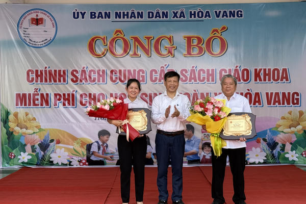 Đà Nẵng: Hòa Vang là xã đầu tiên cả nước cung cấp sách giáo khoa miễn phí cho học sinh Đà Nẵng: Hòa Vang là xã đầu tiên cả nước cung cấp sách giáo khoa miễn phí cho học sinh