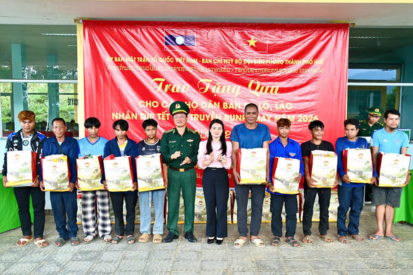 Huế: Thăm, chúc tết cổ truyền Bunpimay