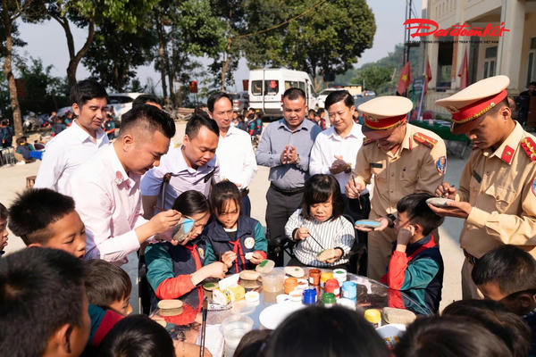 Những viên đá nhỏ viết nên ước mơ tuổi thơ vùng cao