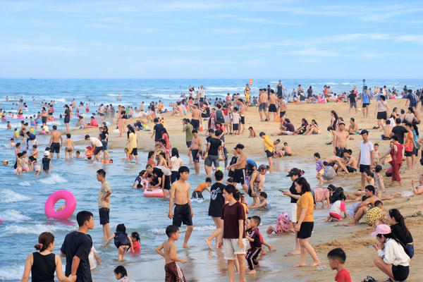 Đà Nẵng: Biển Tam Thanh đông nghịt người tránh nắng nóng 