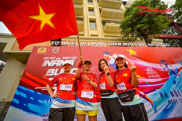 Hồ Gươm rực sắc đỏ trong giải chạy của lực lượng Công an Hà Nội