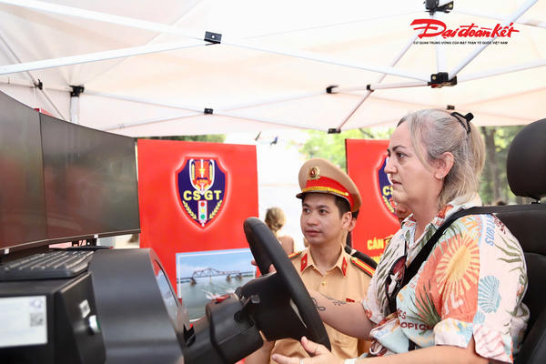 Người dân trải nghiệm gian trưng bày của CSGT tại phố đi bộ hồ Hoàn Kiếm