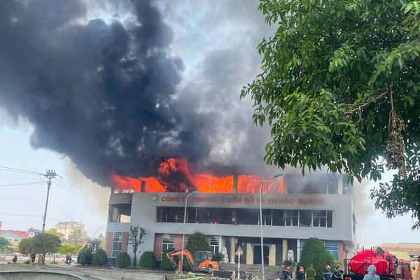 Cháy tại cơ sở chế biến gỗ ở Hà Tĩnh