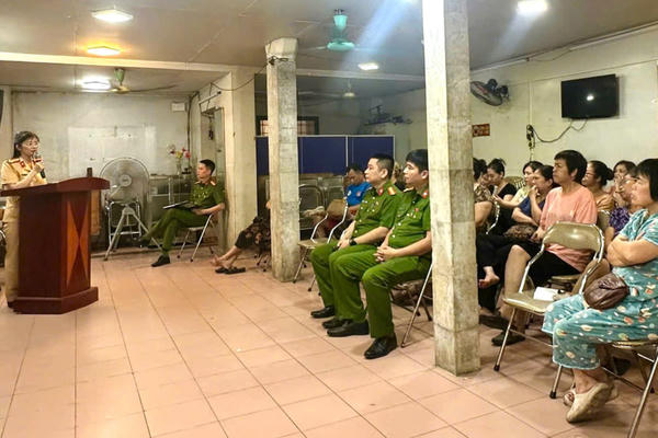 Hà Nội: 60 hộ kinh doanh cà phê đường tàu ký cam kết không lấn chiếm hành lang an toàn