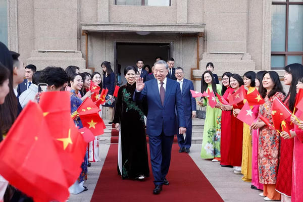 Tổng Bí thư, Chủ tịch nước và Phu nhân gặp gỡ cộng đồng người Việt tại Trung Quốc