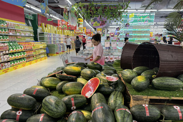 Giá hàng hóa, dịch vụ tăng cao: Người tiêu dùng thắt chặt chi tiêu