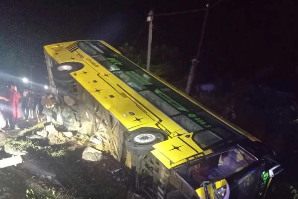 Quảng Ngãi: Lật xe khách trên đường quốc lộ 14