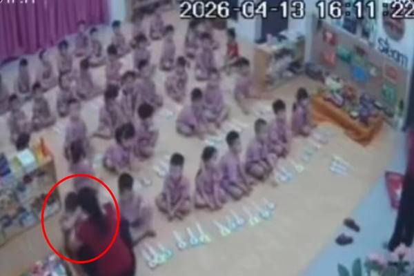 Tạm đình chỉ giáo viên nghi ‘tác động’ bé trai 4 tuổi ở Hà Tĩnh Tạm đình chỉ giáo viên nghi ‘tác động’ bé trai 4 tuổi ở Hà Tĩnh