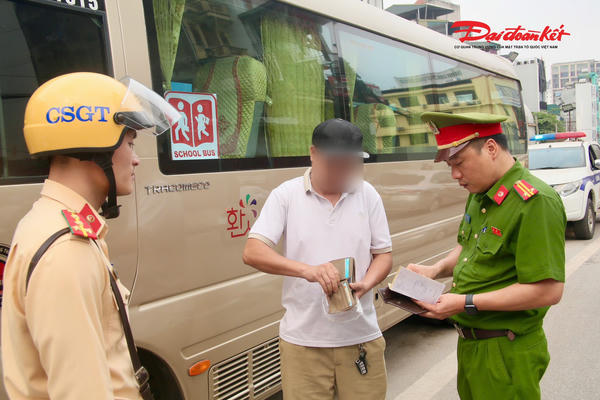 CSGT xử lý xe dừng đỗ sai quy định, gỡ “điểm nghẽn” ùn tắc dọc tuyến metro Nhổn - ga Hà Nội