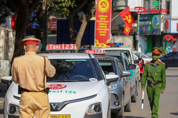 Hà Nội siết chặt xử lý vi phạm dừng, đỗ xe, quyết “gỡ điểm nghẽn” ùn tắc giao thông