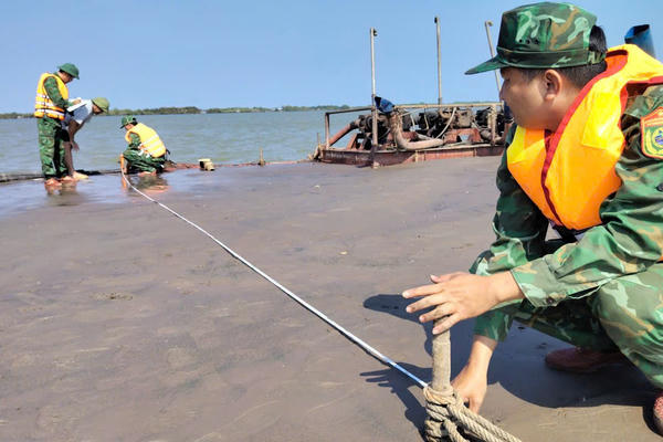 Phát hiện tàu chở 1.450 m3 cát không rõ nguồn gốc trên sông Cổ Chiên